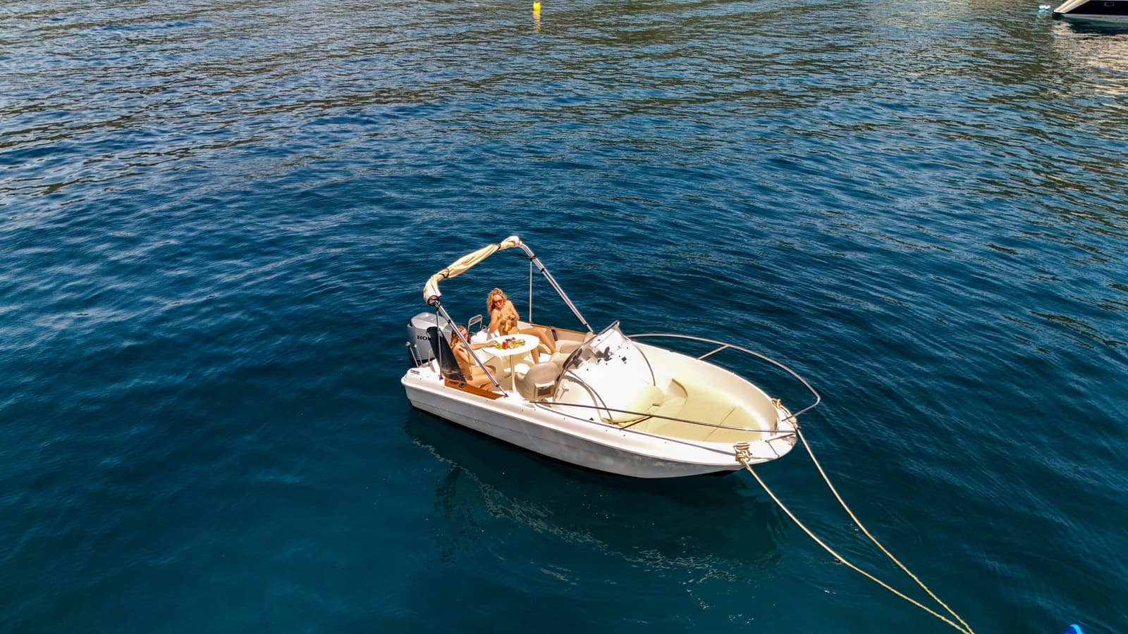 Barco sin licencia en Roses — Remus 450