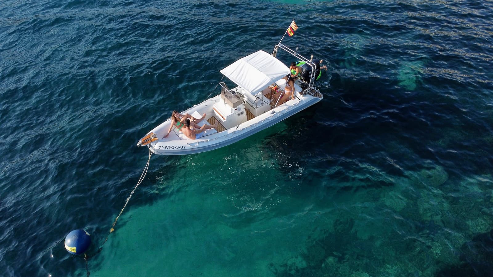 Barco con licencia navegando por la bahía de Roses hacia el Cap de Creus