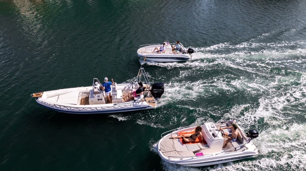 Couple profitant d'un bateau sur la Costa Brava