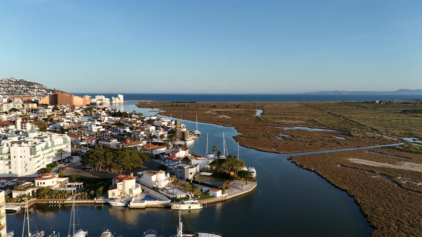 Canal Tour Santa Margarita — vista aérea de un canal con barcos amarrados al atardecer, Roses