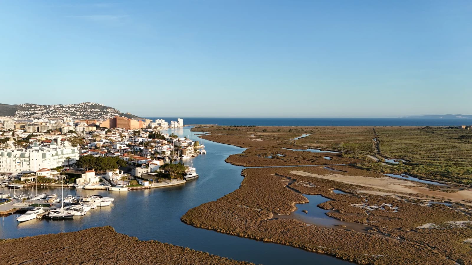 Vue aérienne du réseau de canaux de Santa Margarita au coucher du soleil, Roses (Costa Brava)